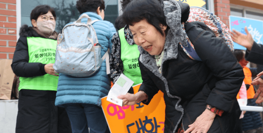 82-річна жінка вступає до коледжу, пенсіонерка склала іспит, заради онуків, вивчати англійську мову, найскладніший іспит