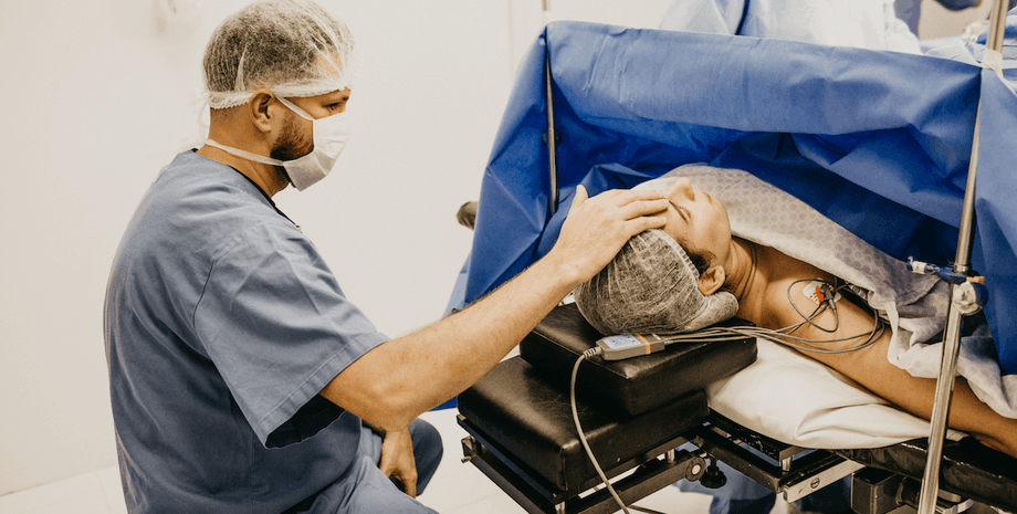 Врач, доктор, врач нашел отверстие от пули, пуля в затылке, огнестрельное ранение, жил с пулей в голове, головная боль