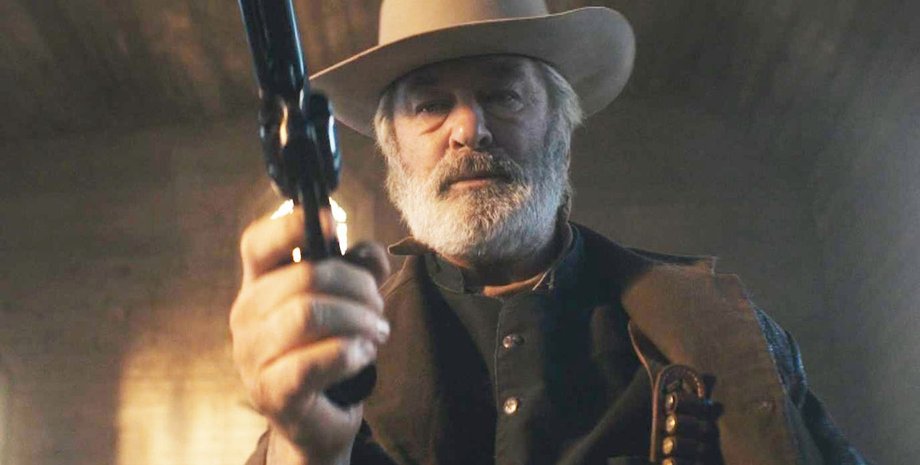 Алек Болдуин с кольтом в руках