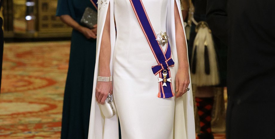 Тұтқын полицейдің қаншықты сиқырлады.