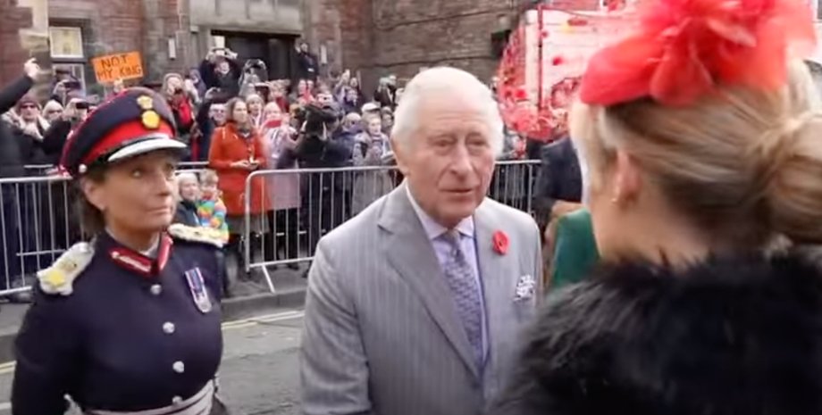 Карл III яйца, великобритания, нападение, полиция, протестующий, йорк