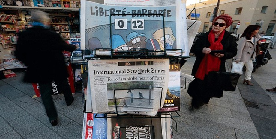 Передовицы газет на следующий день после атаки на редакцию Charlie Ebdo / Фото: Reuters