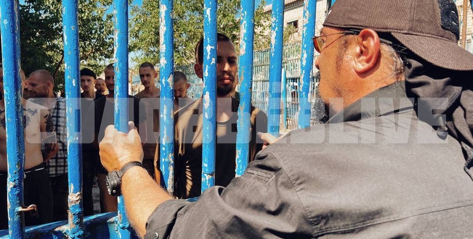 Стівен Сігал, військовополонені в Оленівці,