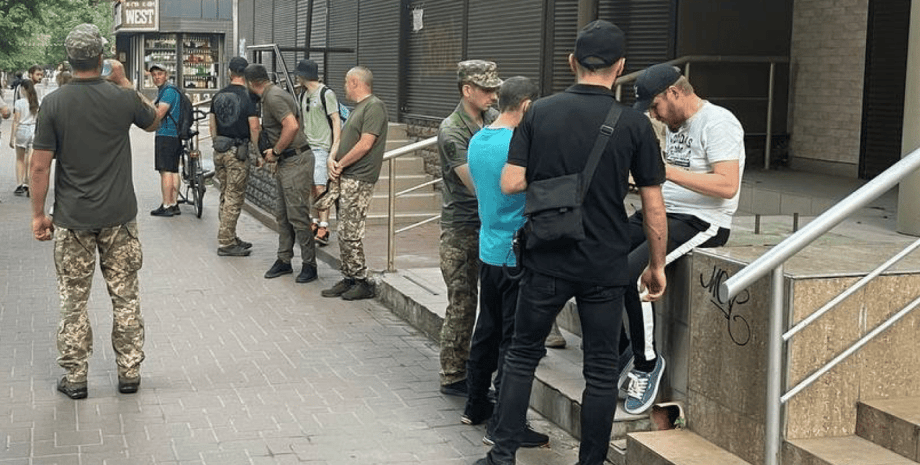 Вручение повестки ТЦК, военкомат, военные, война РФ против Украины, всеобщая мобилизация, вручение повесток