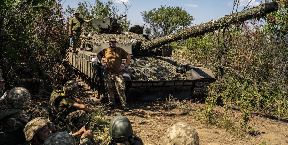 Російські війська стрімко просуваються в житлових районах малими групами, майже ...