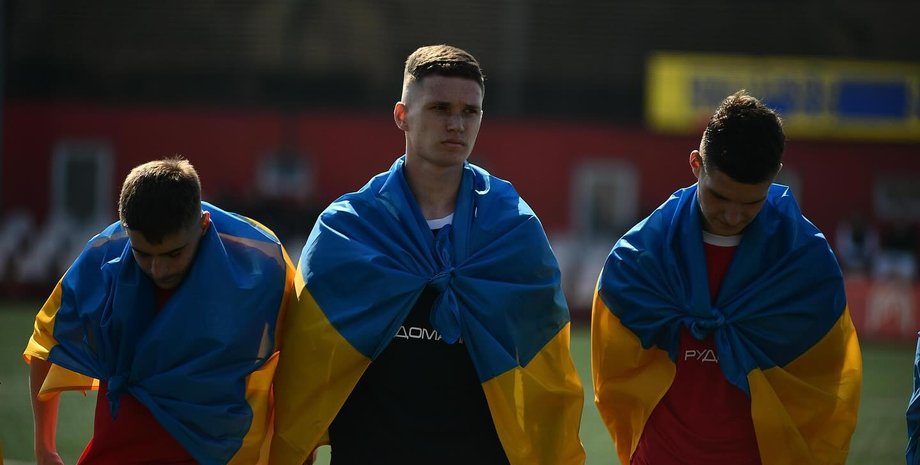 Воротар Ігор Омельченко з командою під час гімну на полі