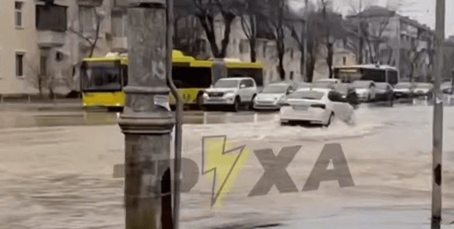 У Києві підтопило цілий бульвар