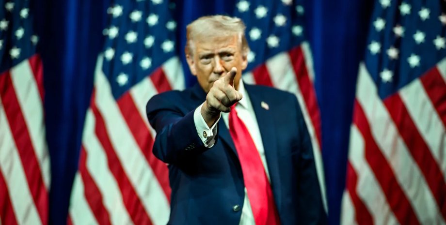 Президент США Дональд Трамп Президент США Дональд Трамп рядом с американскими флагами