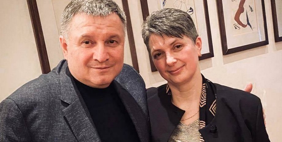 Арсен Аваков  с мамой нацгвардейца/Фото: mvs.gov.ua