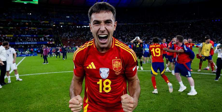 Сборная Испании празднует победу