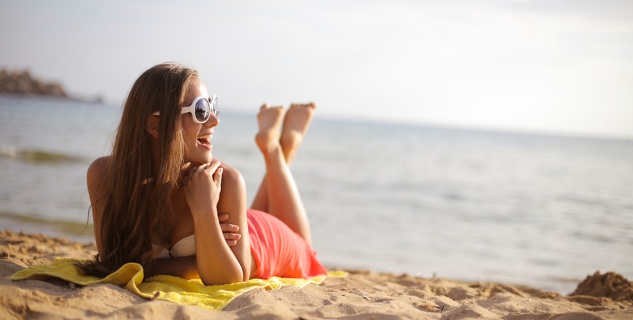 загар на пиве, бьюти-тренды TikTok, безопасность на солнце, эксперты по уходу за кожей, вредные бьюти-практики, риски солнечных ожогов, тепловое истощение, фальшивый загар, повреждение кожи, ультрафиолетовое излучение, нанесение солнцезащитного крема