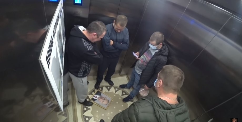 В Киеве повесили портрет Путина в лифте