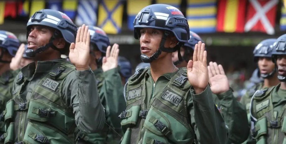 солдаты Венесуэлы дают присягу