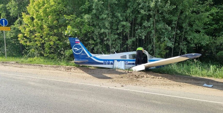 самолет на шоссе, самолет сел на шоссе, москва, подмосковье