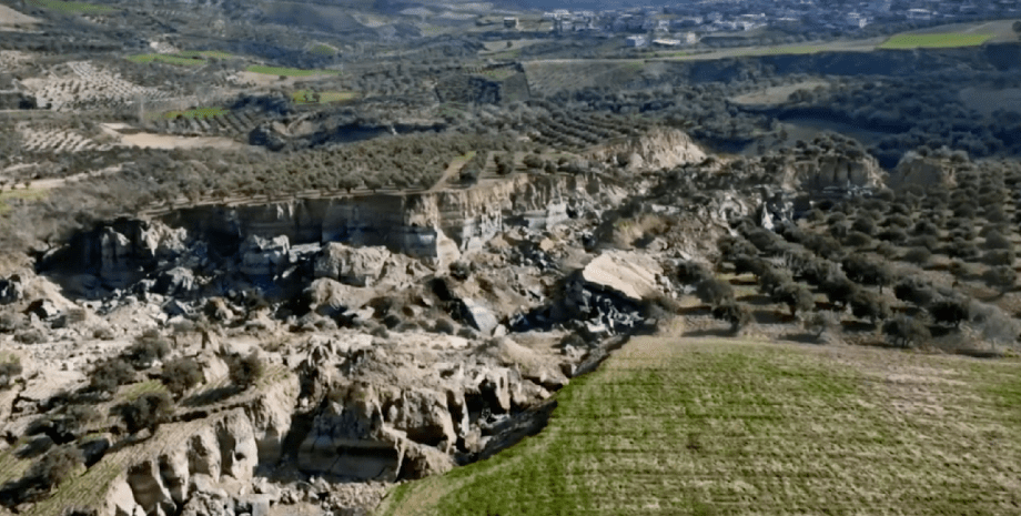 разломы в земле, последствия землетясения в Турции