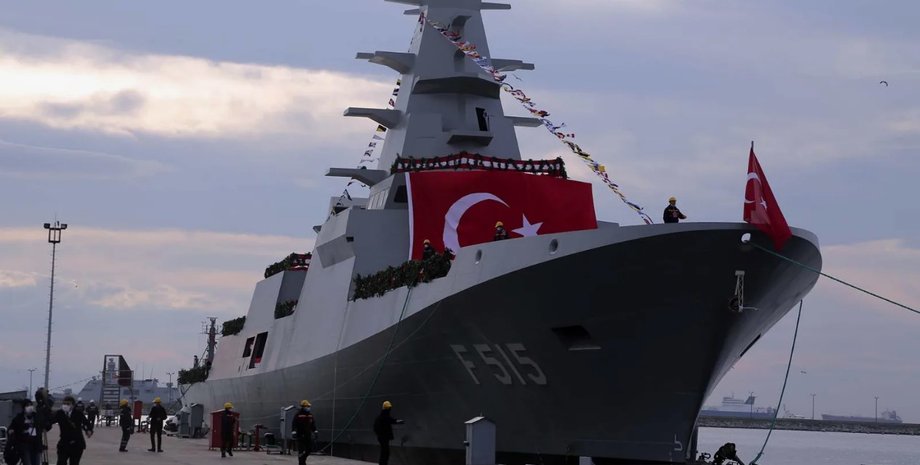 Турецкий фрегат TCG Istanbul