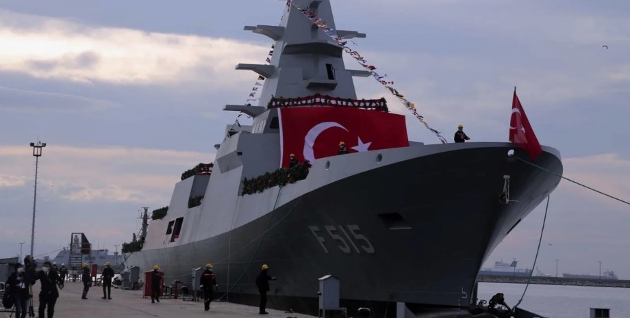 Турецкий фрегат TCG Istanbul