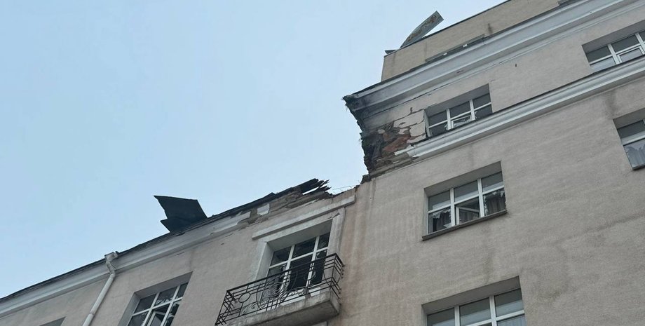 поврежденный отель после обстрела Сум дронами ВС РФ
