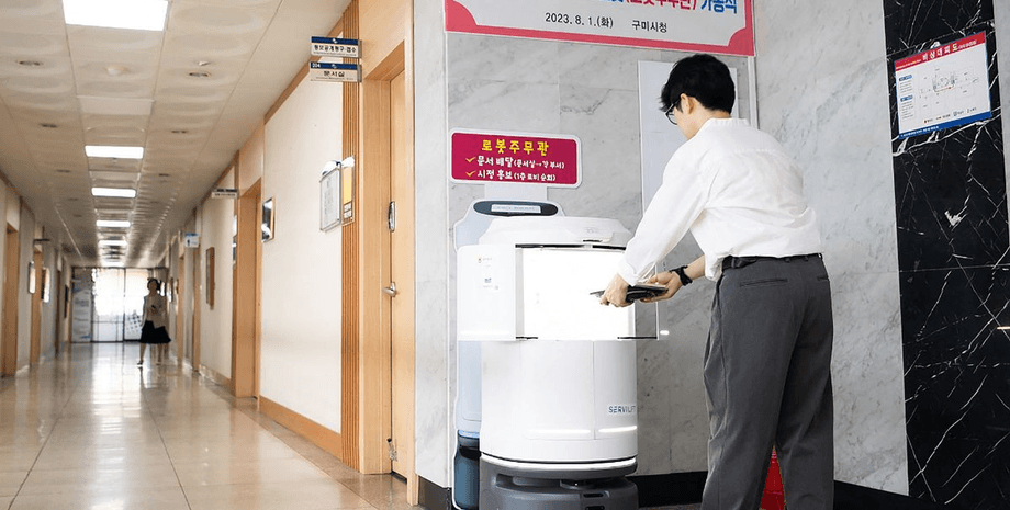 Корейский робот-официант, робот, андроид, киборг, механический помощник, разносчик документов, работа в горсовете