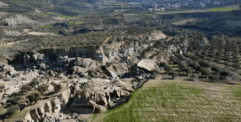 разломы в земле, последствия землетясения в Турции