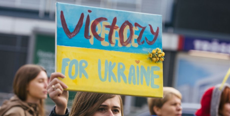 Митингующие с плакатами