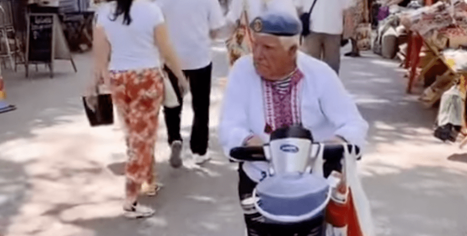 Der 75-jährige Grigory Yanchenko ging täglich in die Innenstadt und sammelte Spe...