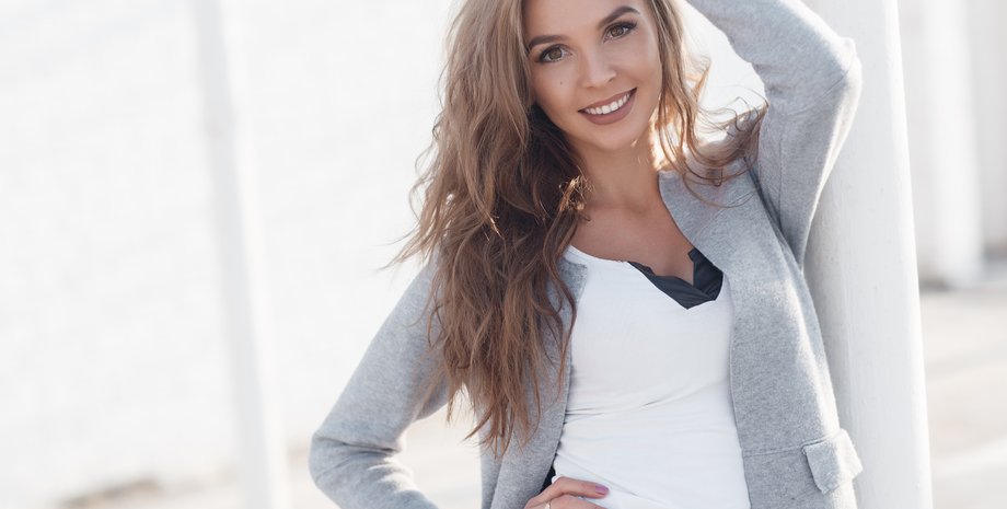 Девушка с длинными волосами