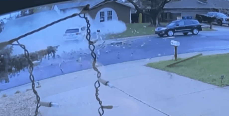 Кадр з камери спостереження, що зафіксував зіткнення автомобіля з будинком на вулиці в місті Аврора, штат Колорадо