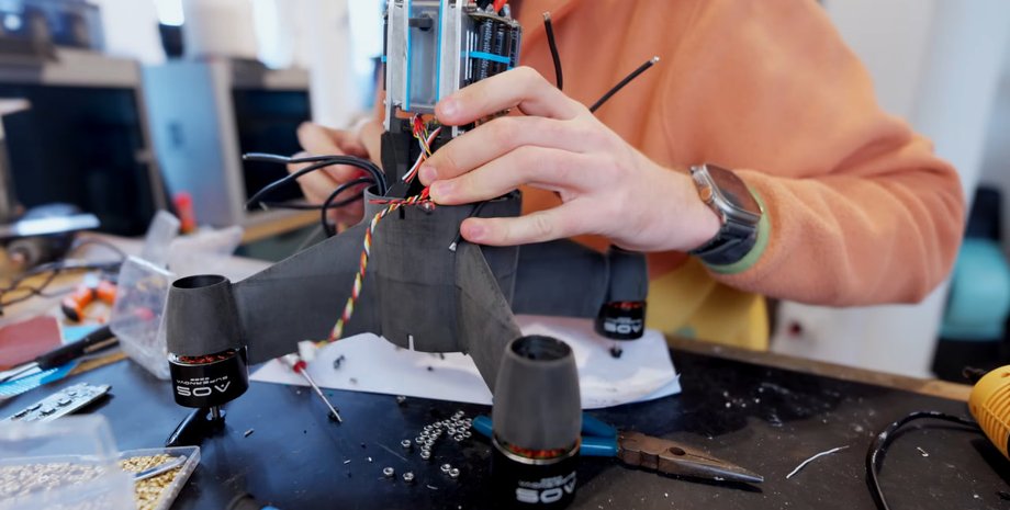 Збирання найшвидшого квадракптера у світі