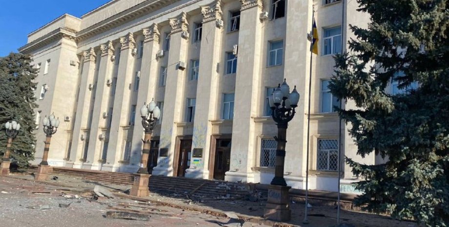 Обстрел Херсон здание ОВА атака взрывы реактивная артиллерия