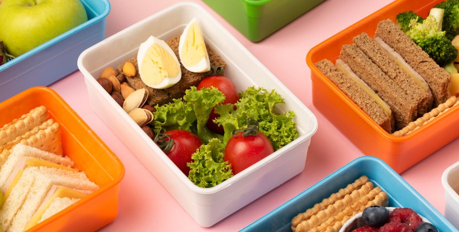 Ланч бокси з різними наборами їжі