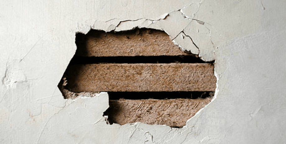 Дырка в стене дома