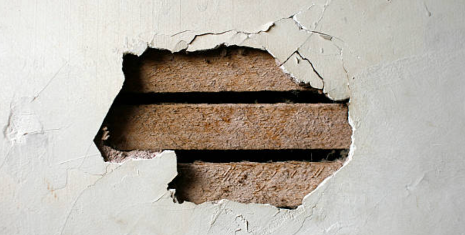 Дырка в стене дома