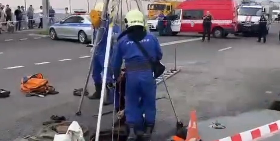 москва, коллектор, рабочие в коллекторе, провалились в люк