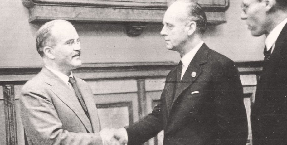 Молоотов (слева) и Риббентроп (справа)