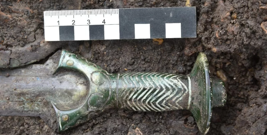 Меч возрастом 3000 лет был найден в Германии: его изготовили из бронзы бронзовый меч, Германия, археологическая находка, захоронения, оружие, восьмигранный меч, археология, старинное оружие, раскопки, исследования, древние люди, оружие, изготовление мечей, бронза