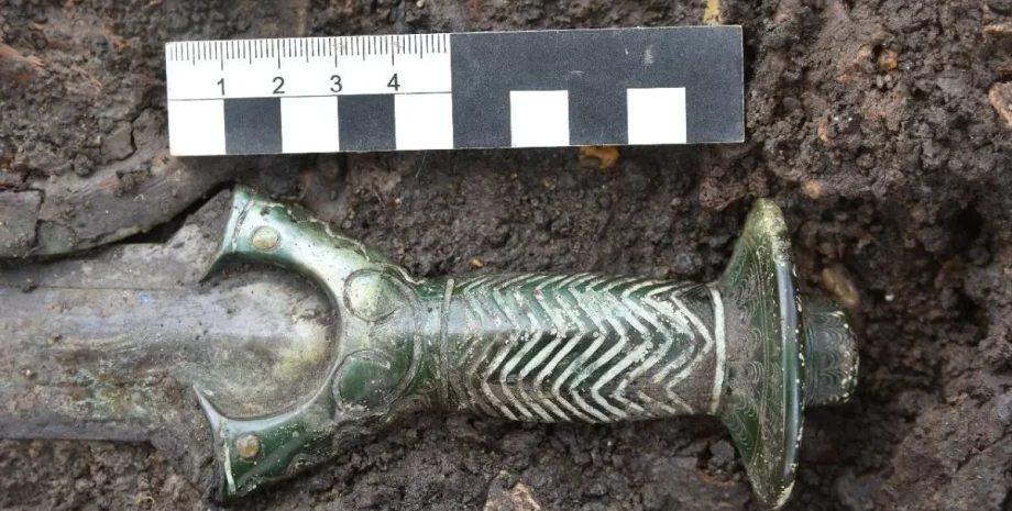 бронзовый меч, Германия, археологическая находка, захоронения, оружие, восьмигранный меч, археология, старинное оружие, раскопки, исследования, древние люди, оружие, изготовление мечей, бронза