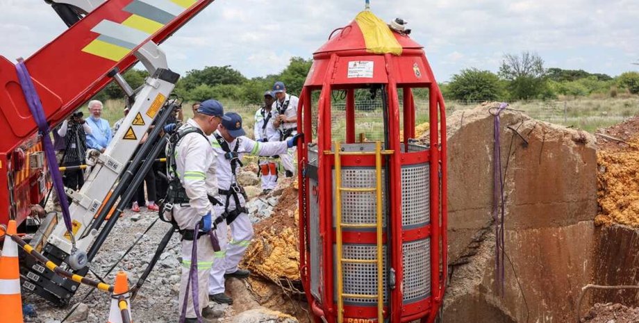 289 золотошукачів заблоковано в шахті Клуф у ПАР