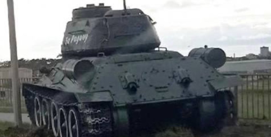 Танк Т-34 в Крыму Танк, Т-34, Крым, военная техника, парад, обочина, ВС РФ