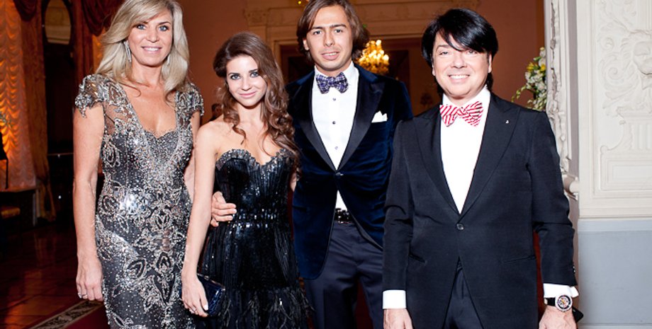 Семья Юдашкиных (Марина - крайняя слева) / Фото: Buro247.ru