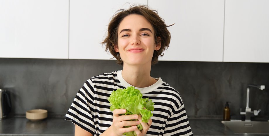 Девушка с салатом