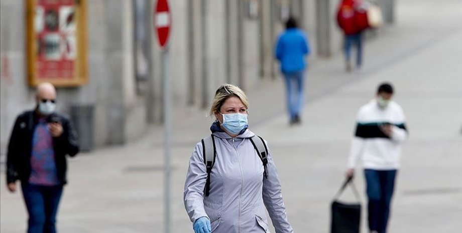 коронавирус, люди в масках, улица