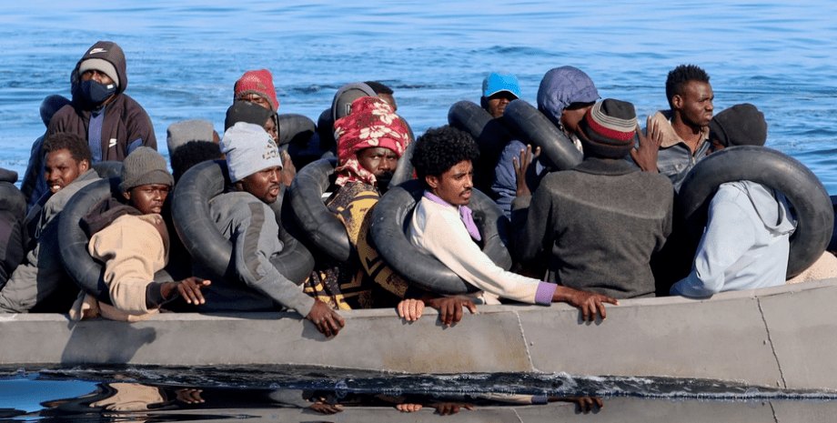мигранты, люди в лодке
