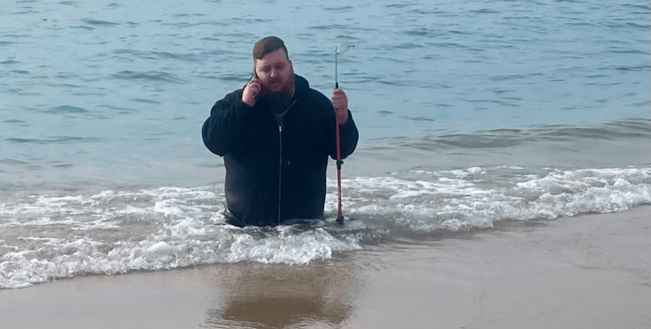 Мужчина застрял в песке, зыбучие пески, первое свидание, неудачное свидание, спасательная операция, застрял по пояс, спасатели, неловкая ситуация