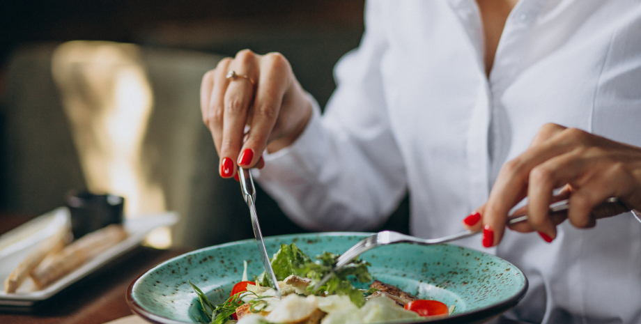 трапеза їжа, салат, дівчина, манікюр, кафе, ресторан