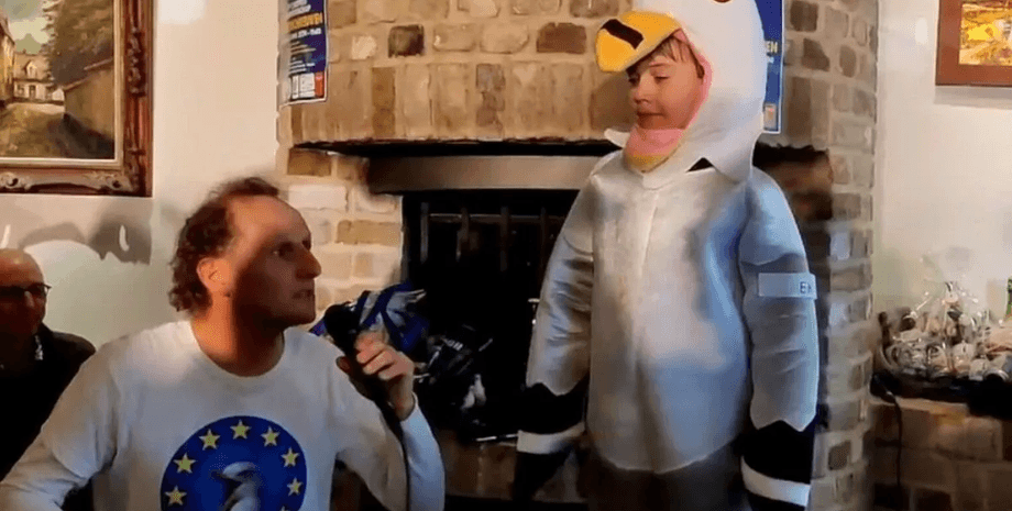 Чемпіонат Європи з імітації крику чайок, птахи, чайки, костюм птаха, перемога в конкурсі, крик чайок, вкусила чайка, шум чайок