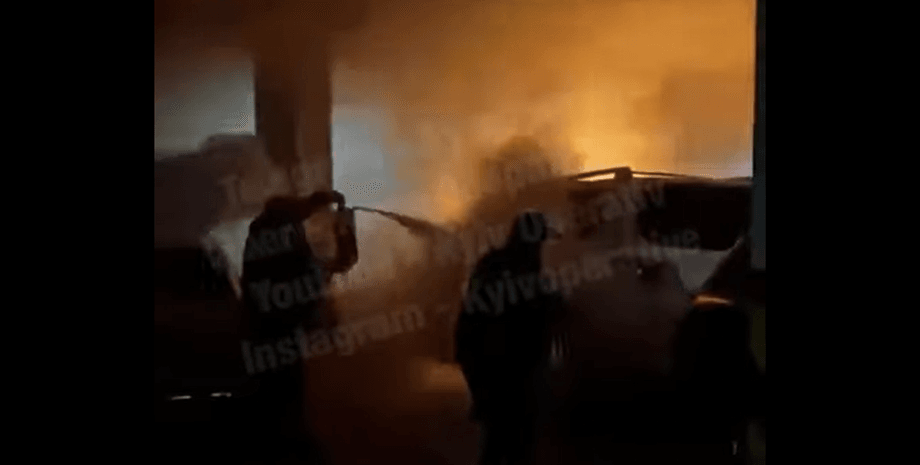 пожежа, підпал, ТЦ Silver Breeze, загоряння, парковка, авто, машина, силвер бриз, евакуація