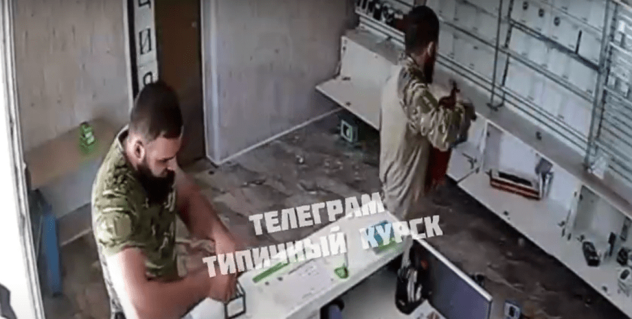 Мужчины в военной форме, вероятно, из чеченского батальона "Ахмат", проникли в магазин через окно