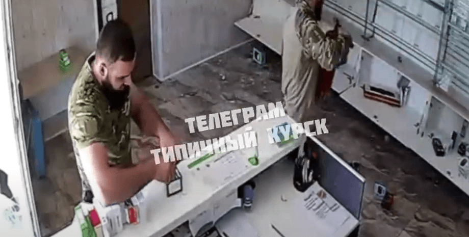 Мужчины в военной форме, вероятно, из чеченского батальона "Ахмат", проникли в магазин через окно