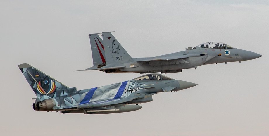 Два літаки летять у небі